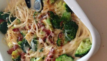 Pasta med broccoli, bacon og Mornay sauce